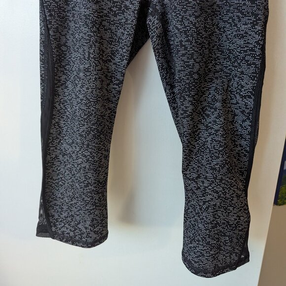 Size 6 Lululemon Athletica Train Times Crop Capris Soundwave White Black - Picture 4 of 8